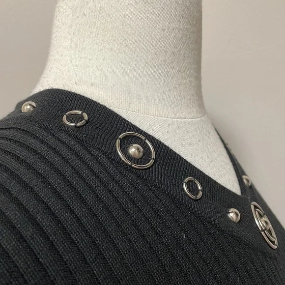 R.Q.T petite black short sleeved v neck sweater - Picture 4 of 5